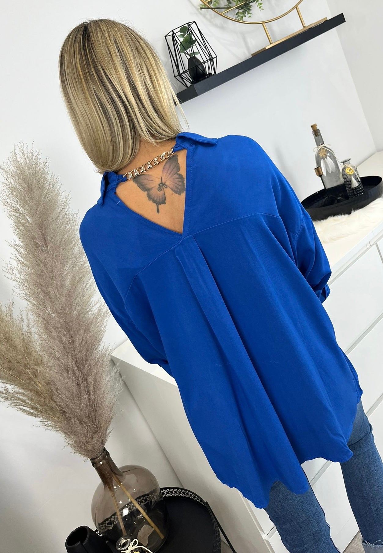 Bluse blau mit Kette