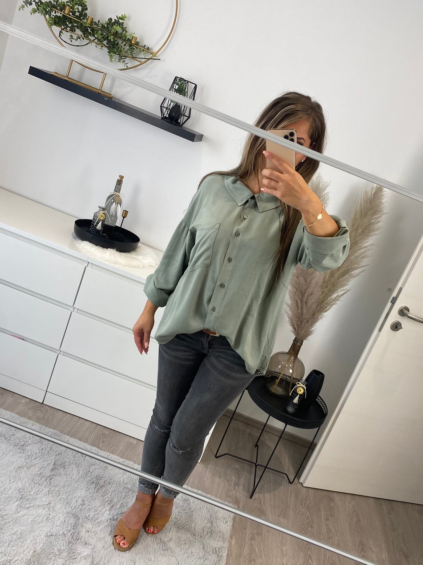 Bluse salbeigrün mit Kette