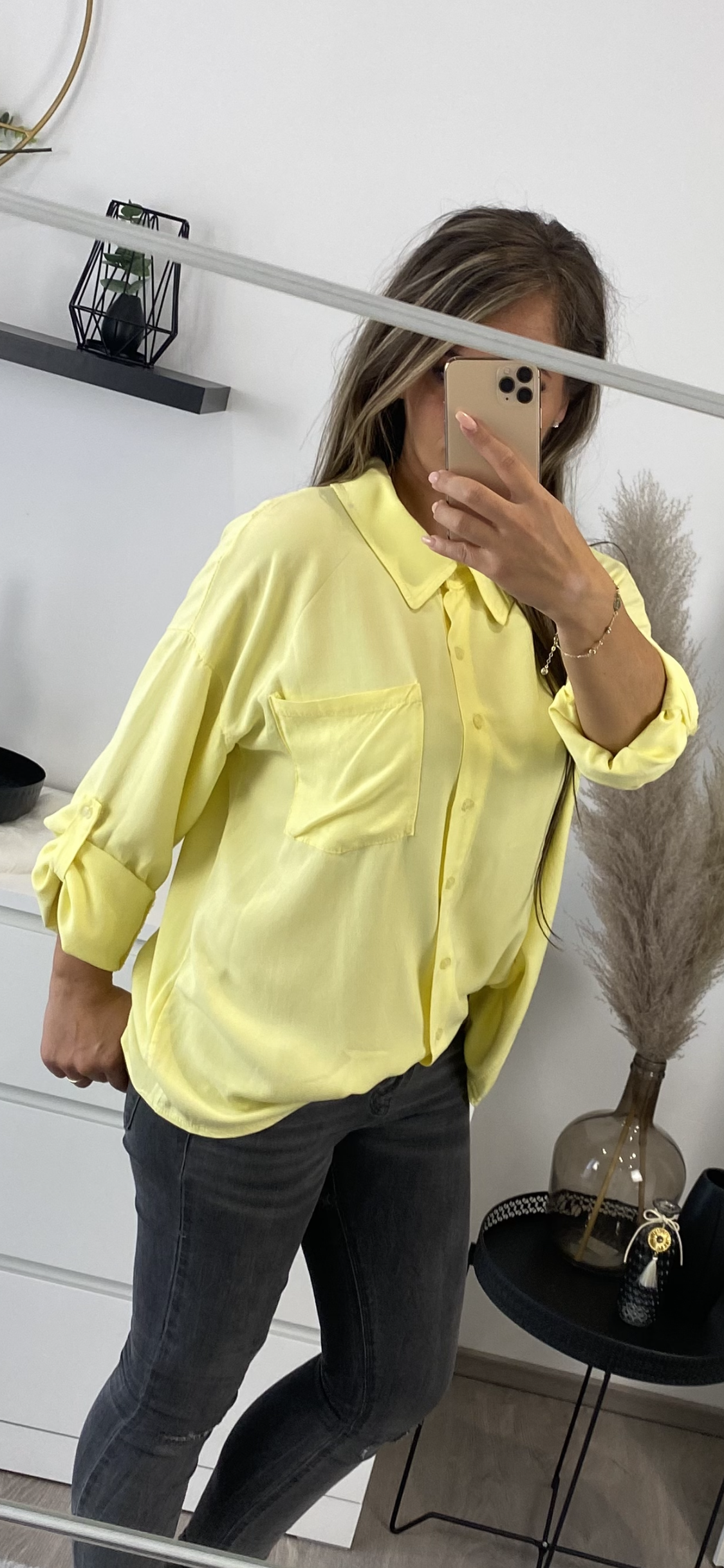 Bluse gelb mit Kette