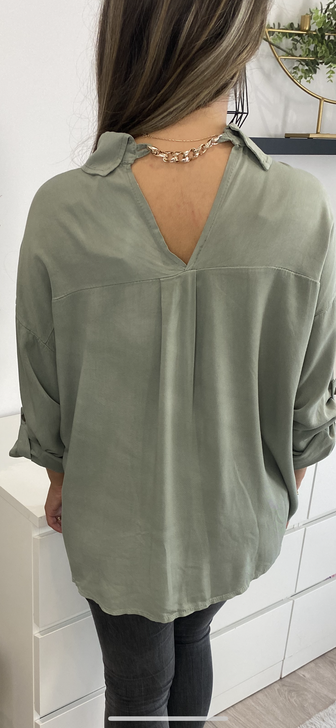 Bluse salbeigrün mit Kette