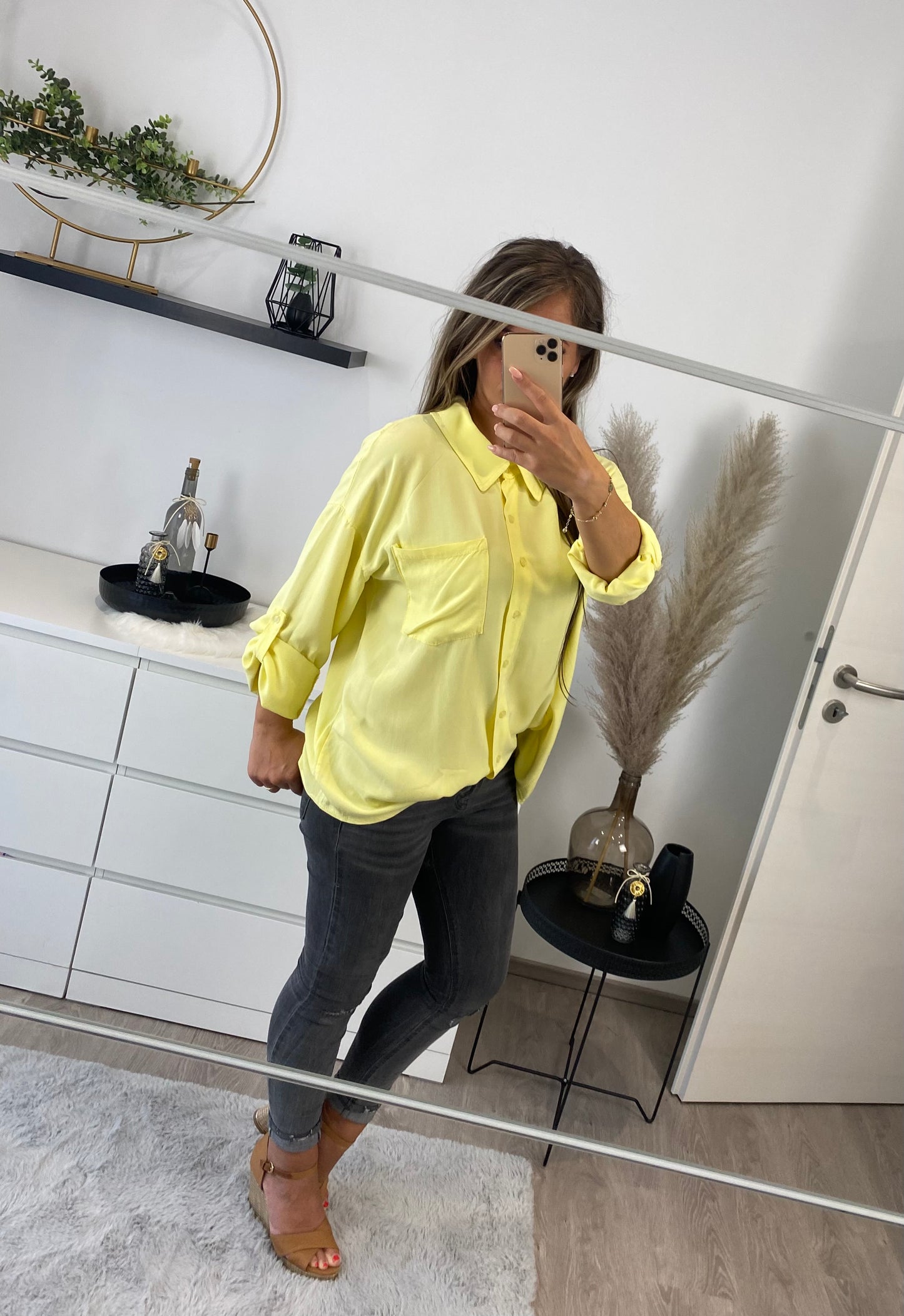 Bluse gelb mit Kette