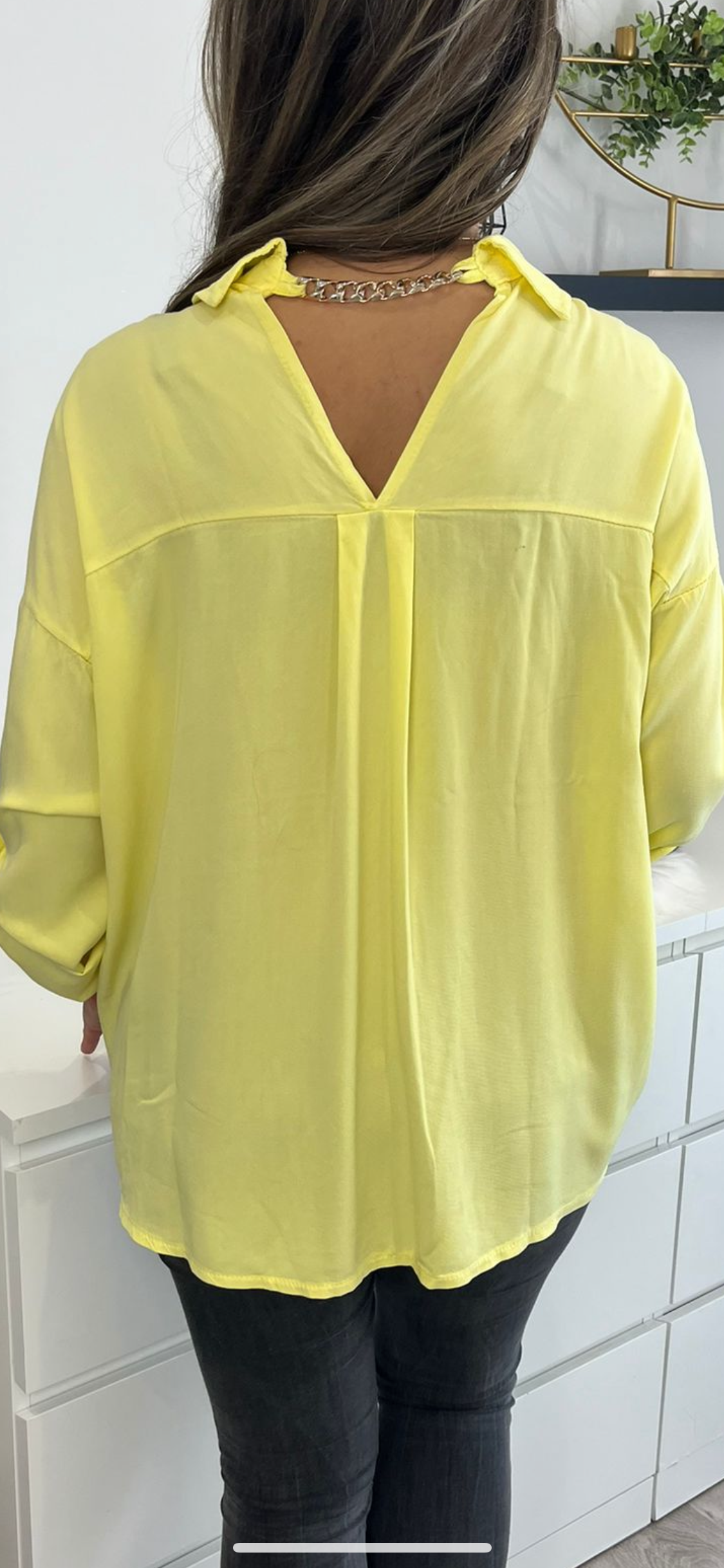 Bluse gelb mit Kette