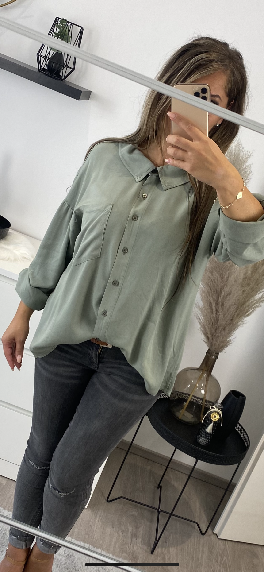 Bluse salbeigrün mit Kette